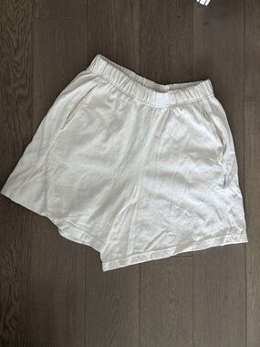 Le bon shoppe shorts in white/natural size small